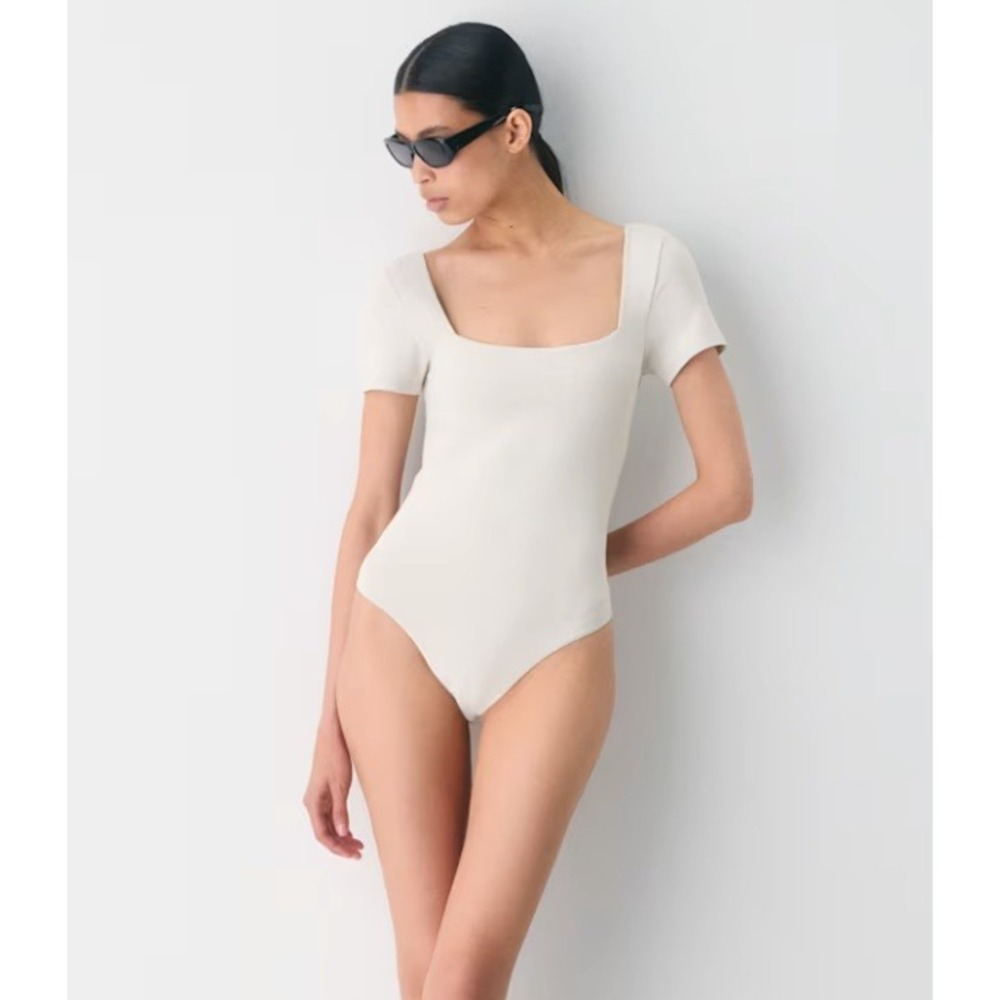 Aritzia Babaton Contour‎ Squareneck Shortsleeve Bodysuit Womens S Minimalist EUC
